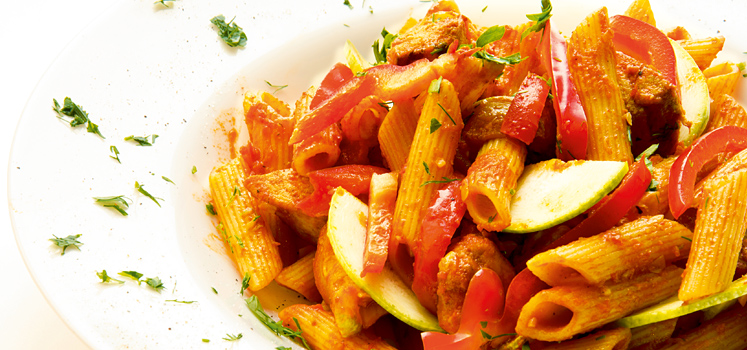 rigatoni-mit-tomatensauce-und-zucchini.jpg