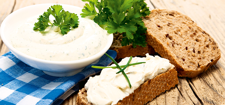 Bild: Hüttenkäse mit Schnittlauch auf Vollkornbrot